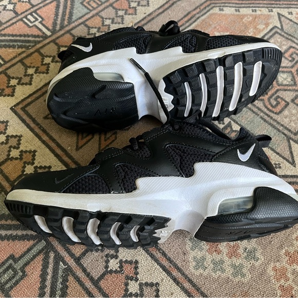 Nike Black and White Women Sneakers size 6 - Picture 3 of 4